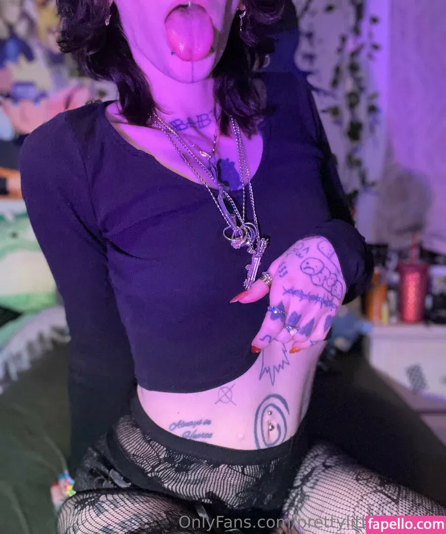 pre.ttylil13 / prettylittlefreak13 Onlyfans Photo Gallery 