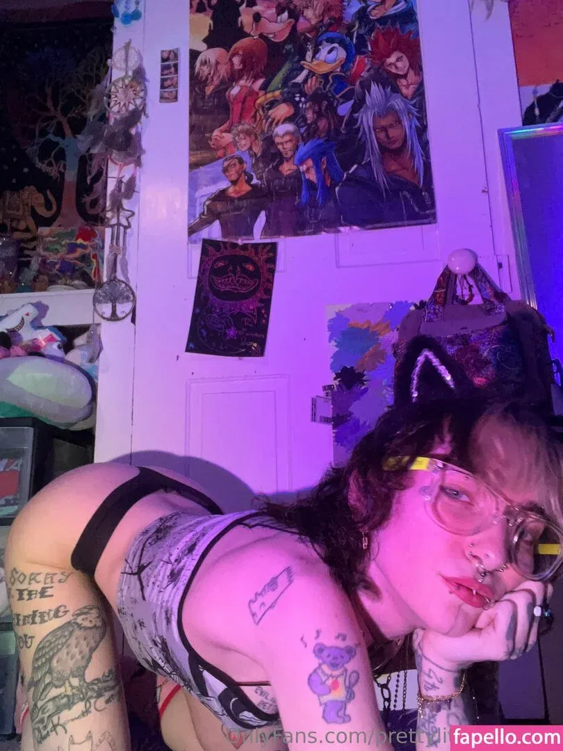 pre.ttylil13 / prettylittlefreak13 Onlyfans Photo Gallery 