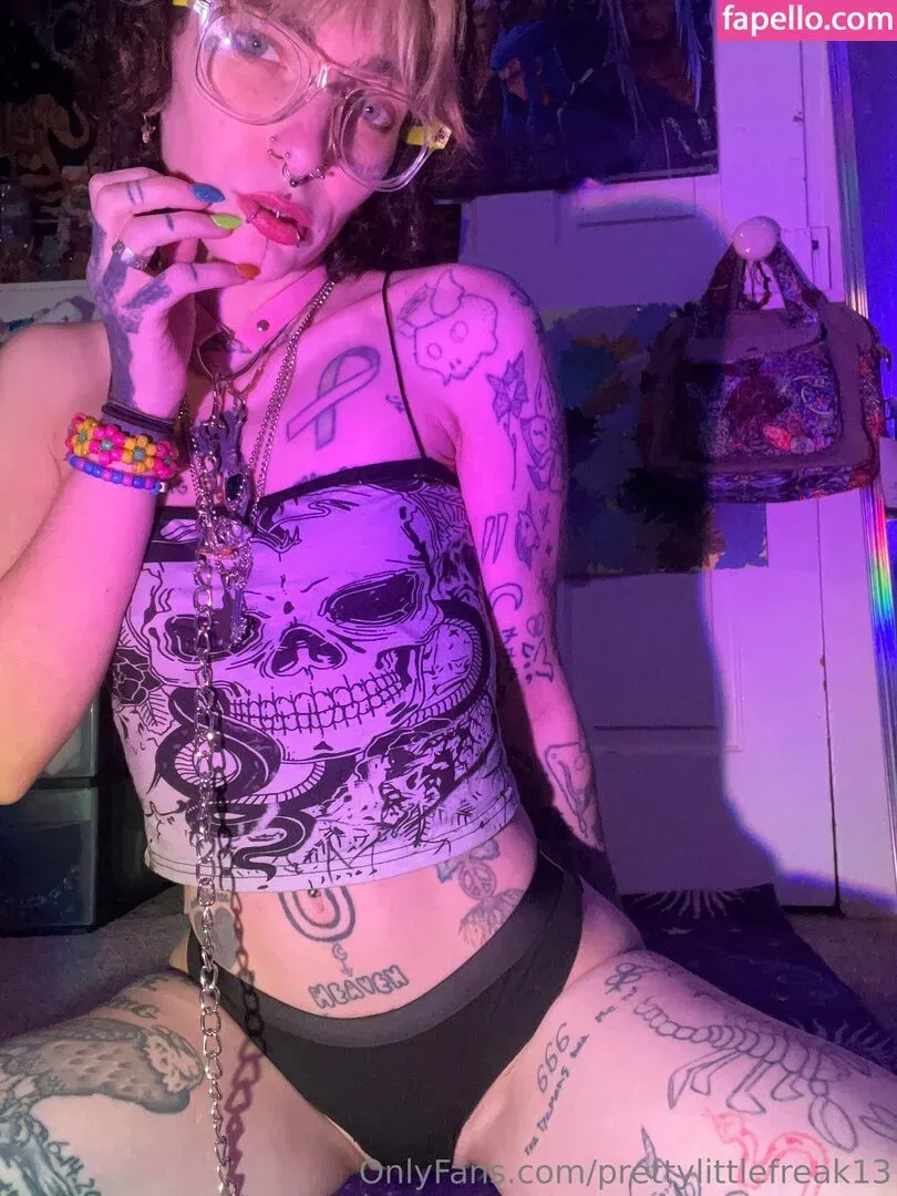 pre.ttylil13 / prettylittlefreak13 Onlyfans Photo Gallery 