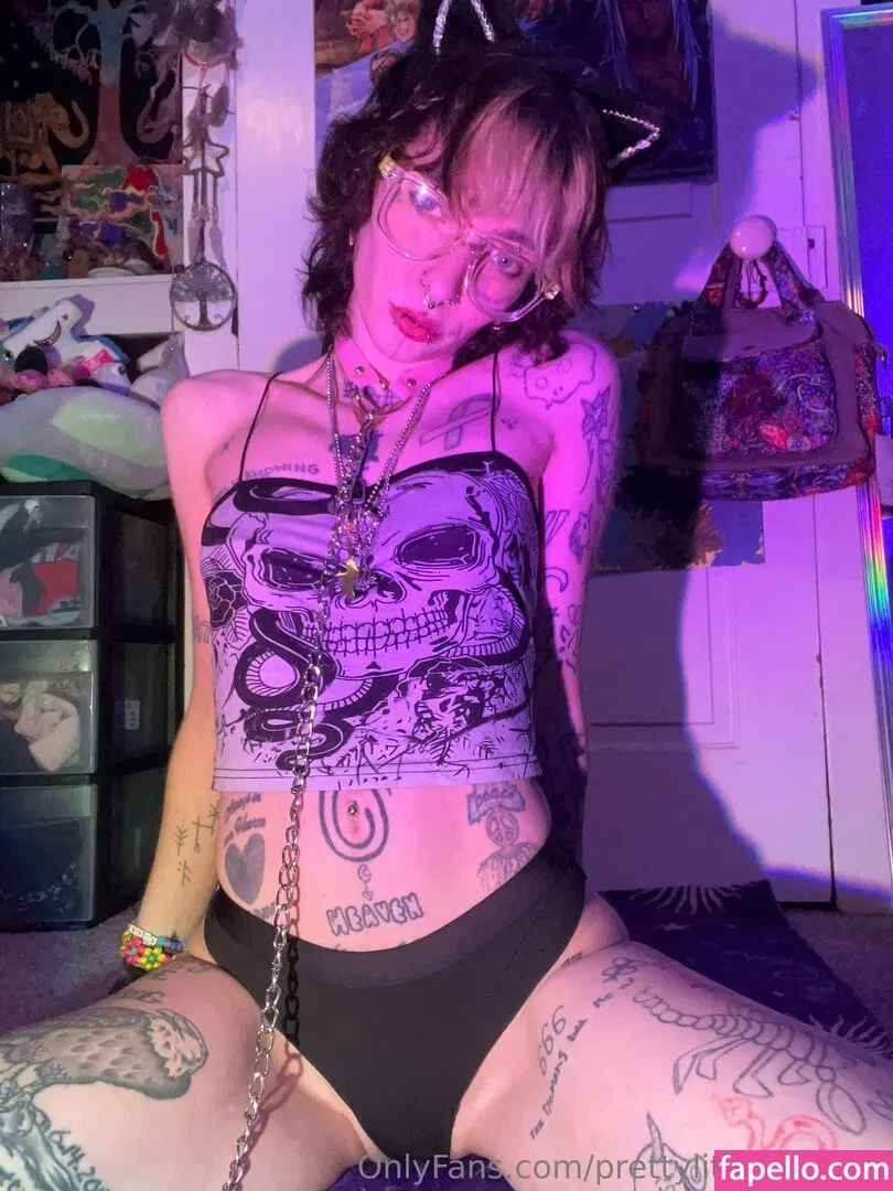 pre.ttylil13 / prettylittlefreak13 Onlyfans Photo Gallery 