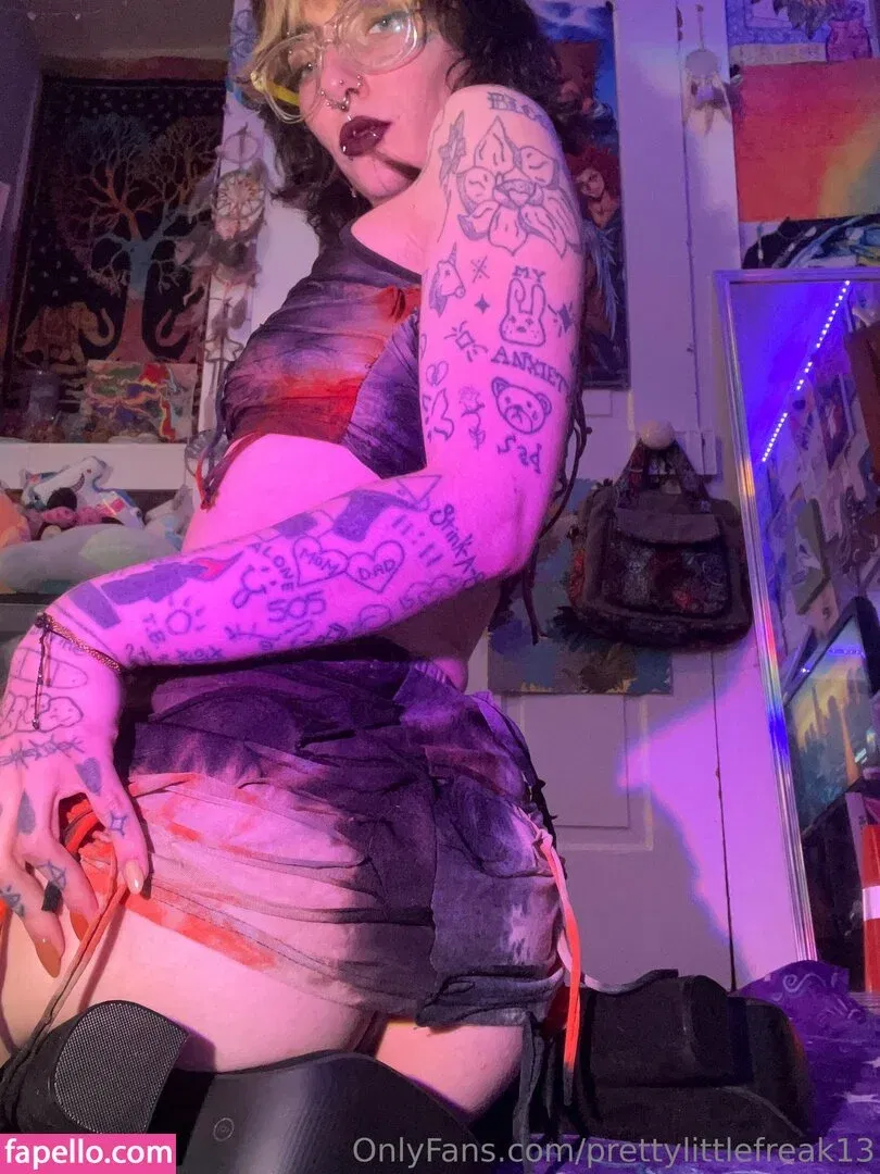 pre.ttylil13 / prettylittlefreak13 Onlyfans Photo Gallery 
