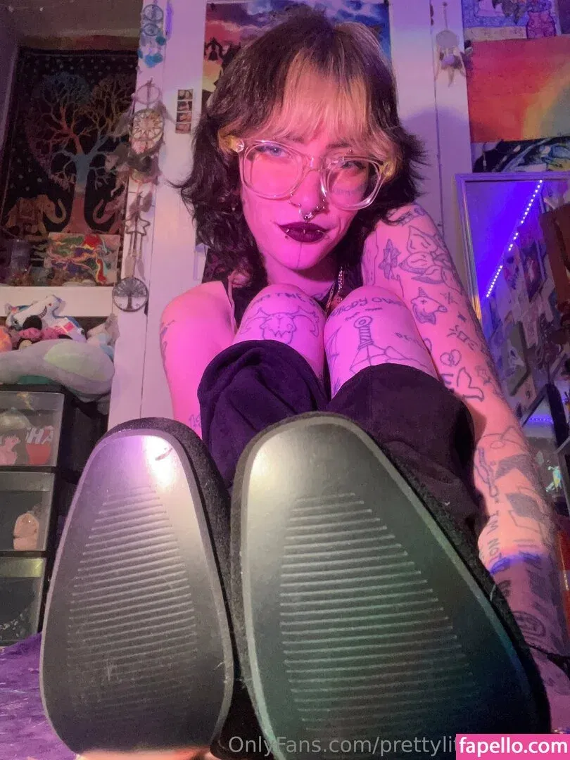 pre.ttylil13 / prettylittlefreak13 Onlyfans Photo Gallery 