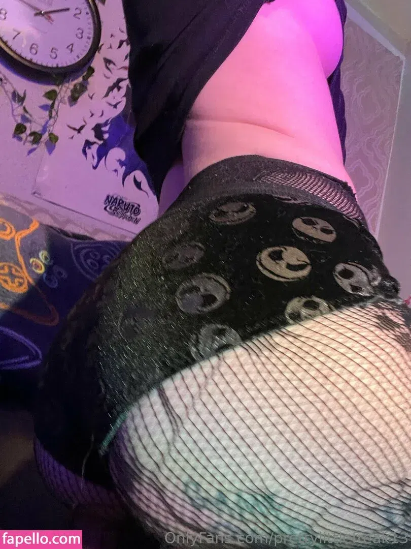 pre.ttylil13 / prettylittlefreak13 Onlyfans Photo Gallery 