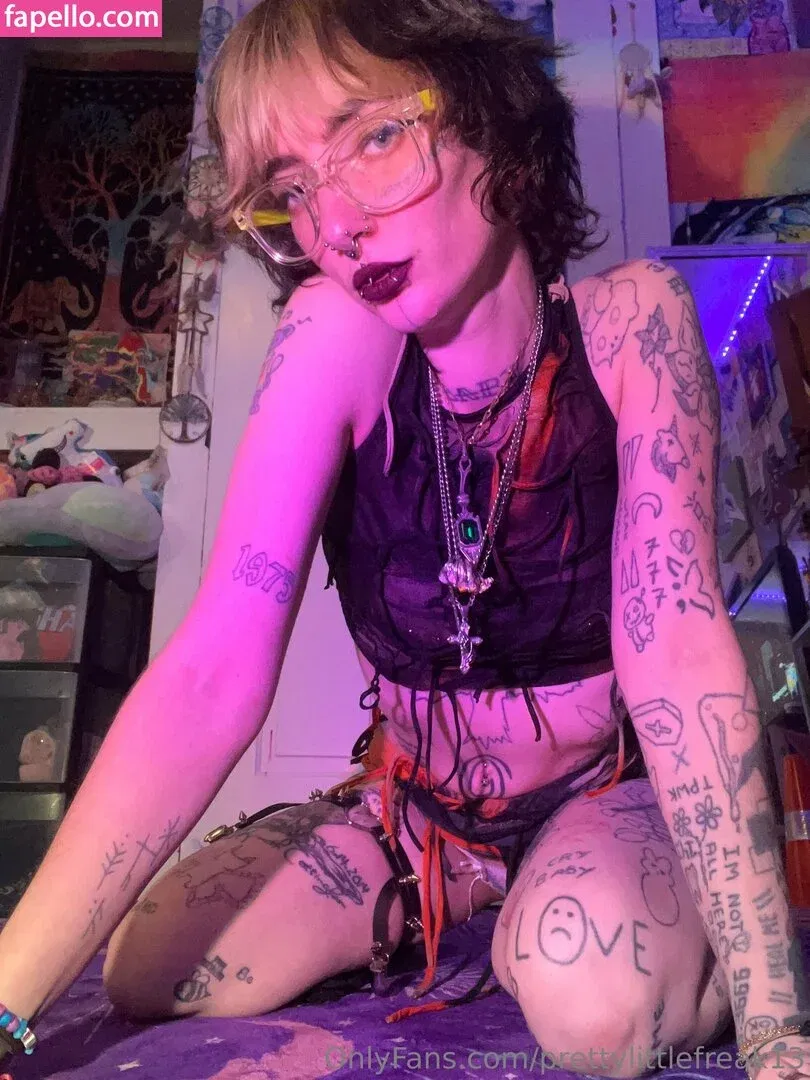 pre.ttylil13 / prettylittlefreak13 Onlyfans Photo Gallery 