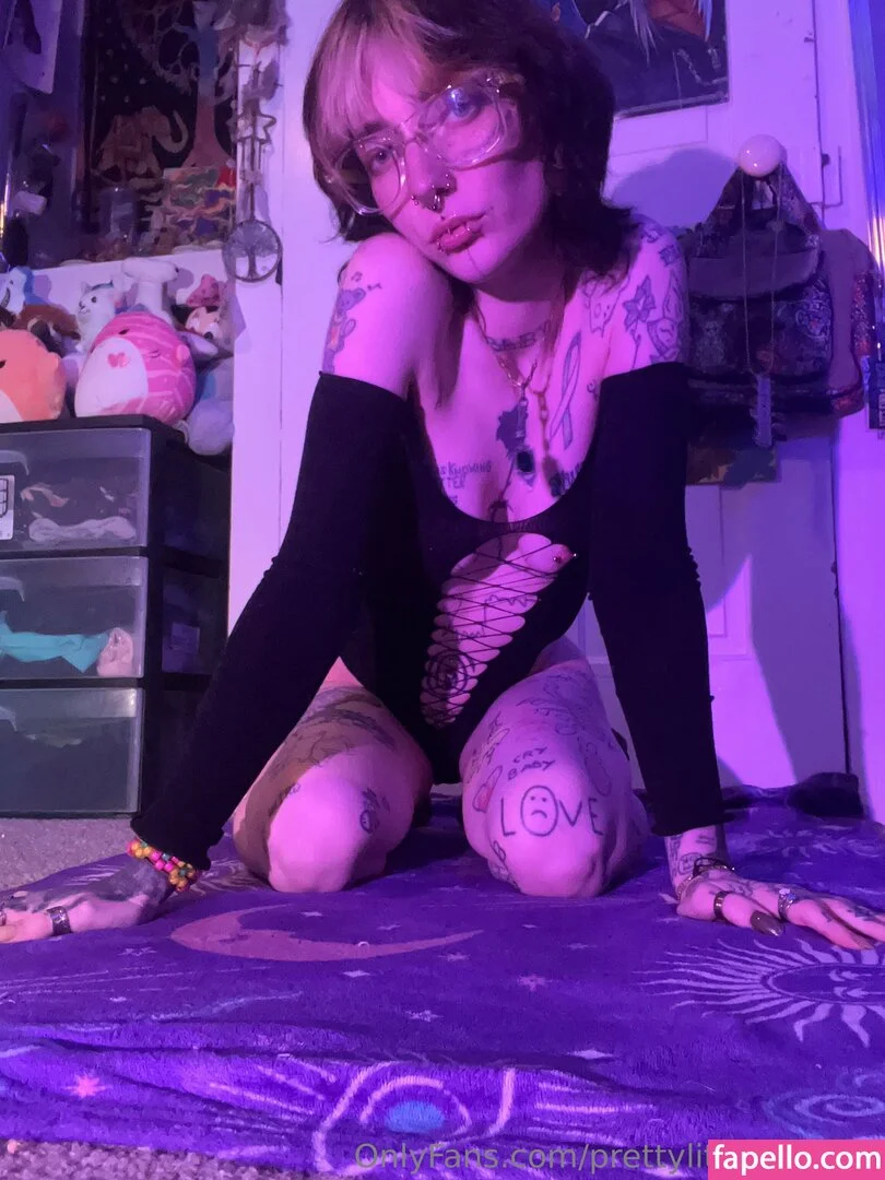 pre.ttylil13 / prettylittlefreak13 Onlyfans Photo Gallery 