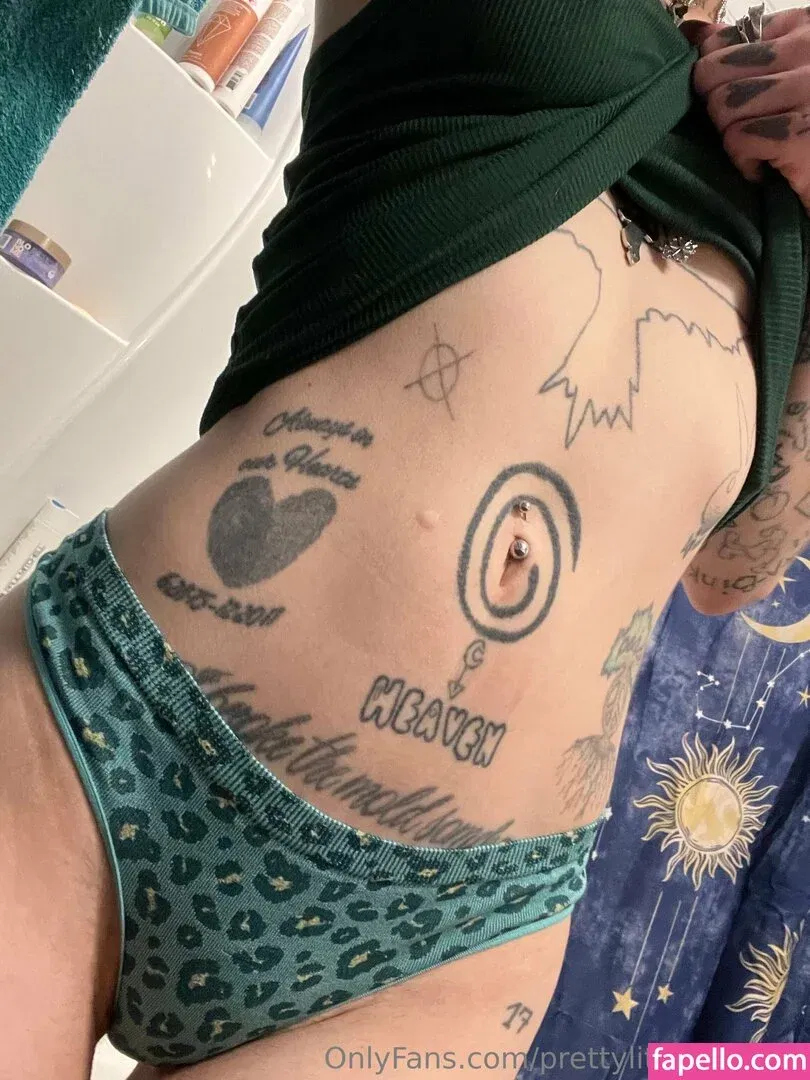 pre.ttylil13 / prettylittlefreak13 Onlyfans Photo Gallery 