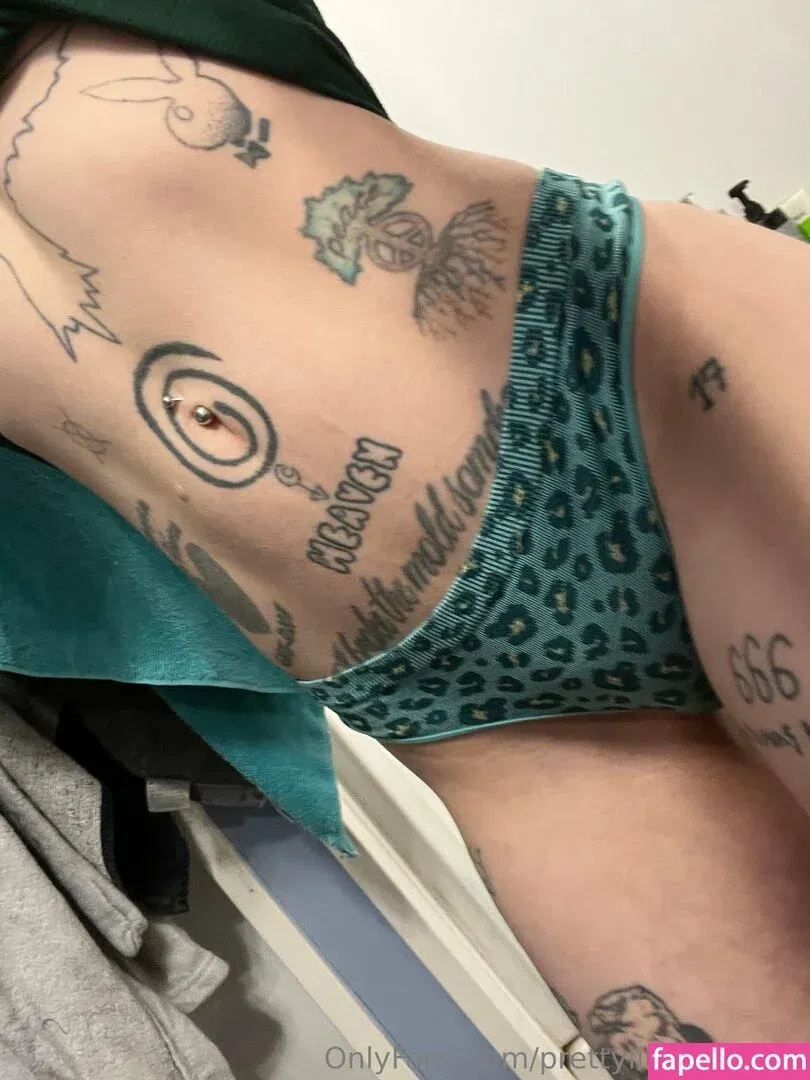 pre.ttylil13 / prettylittlefreak13 Onlyfans Photo Gallery 