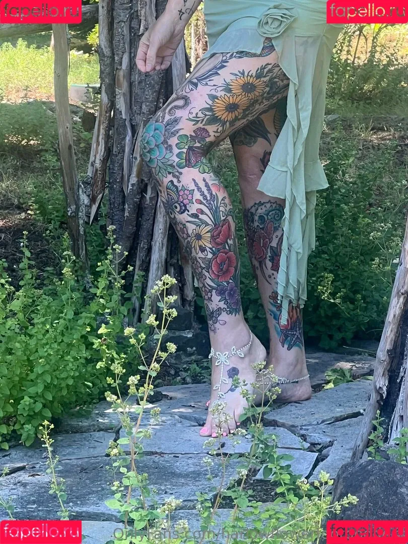 harlowflowerfootgoddess / hippyharlow Onlyfans Photo Gallery 