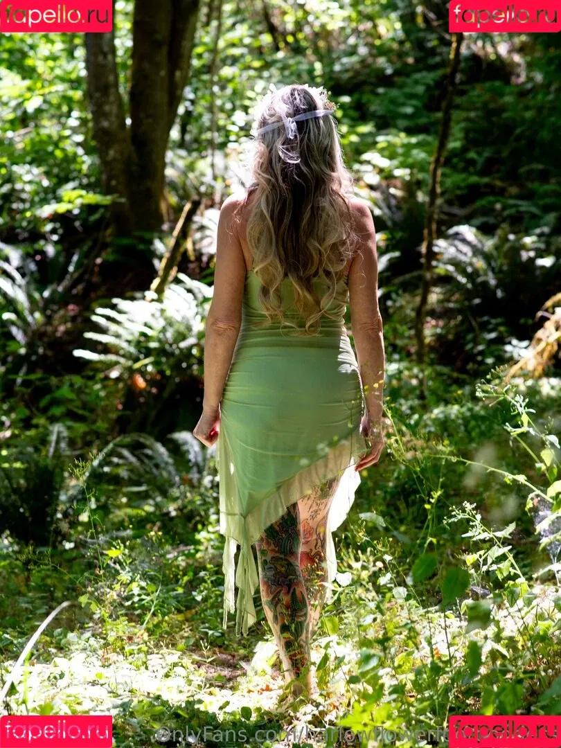 harlowflowerfootgoddess / hippyharlow Onlyfans Photo Gallery 