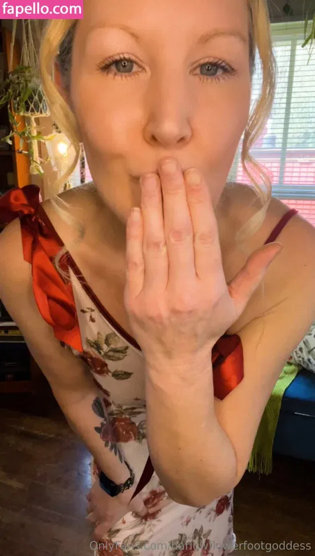 harlowflowerfootgoddess / hippyharlow Onlyfans Photo Gallery 