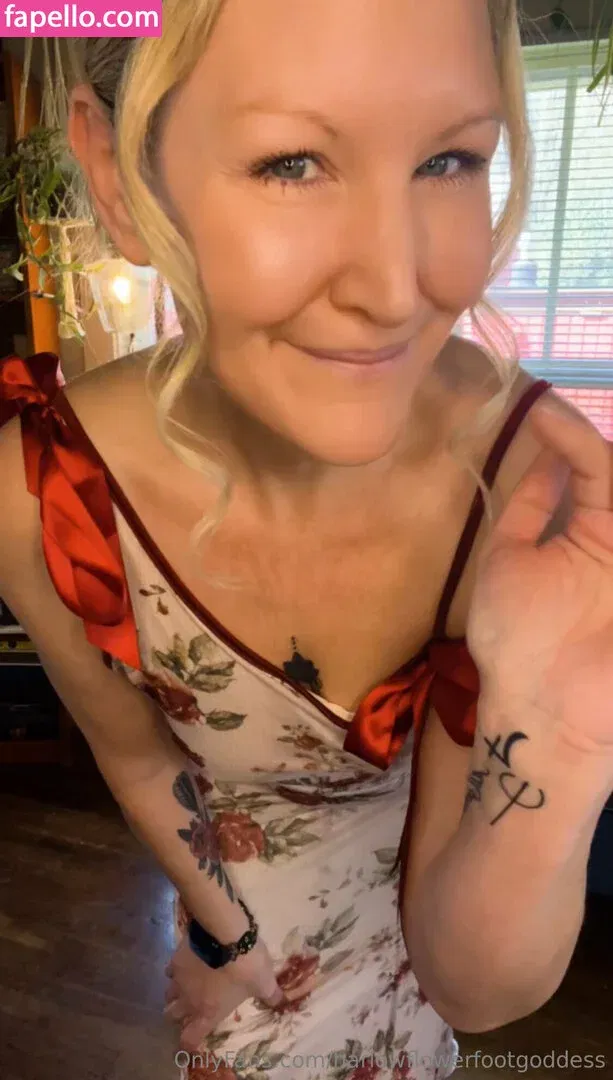 harlowflowerfootgoddess / hippyharlow Onlyfans Photo Gallery 