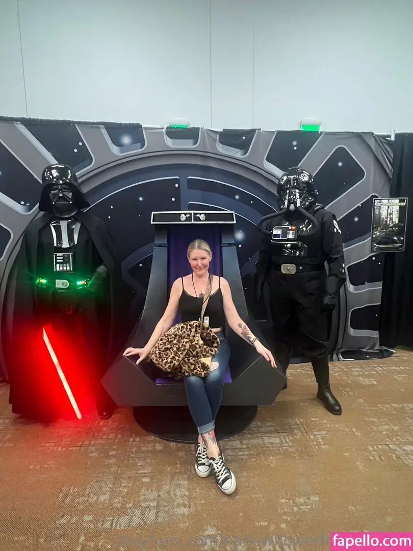 harlowflowerfootgoddess / hippyharlow Onlyfans Photo Gallery 