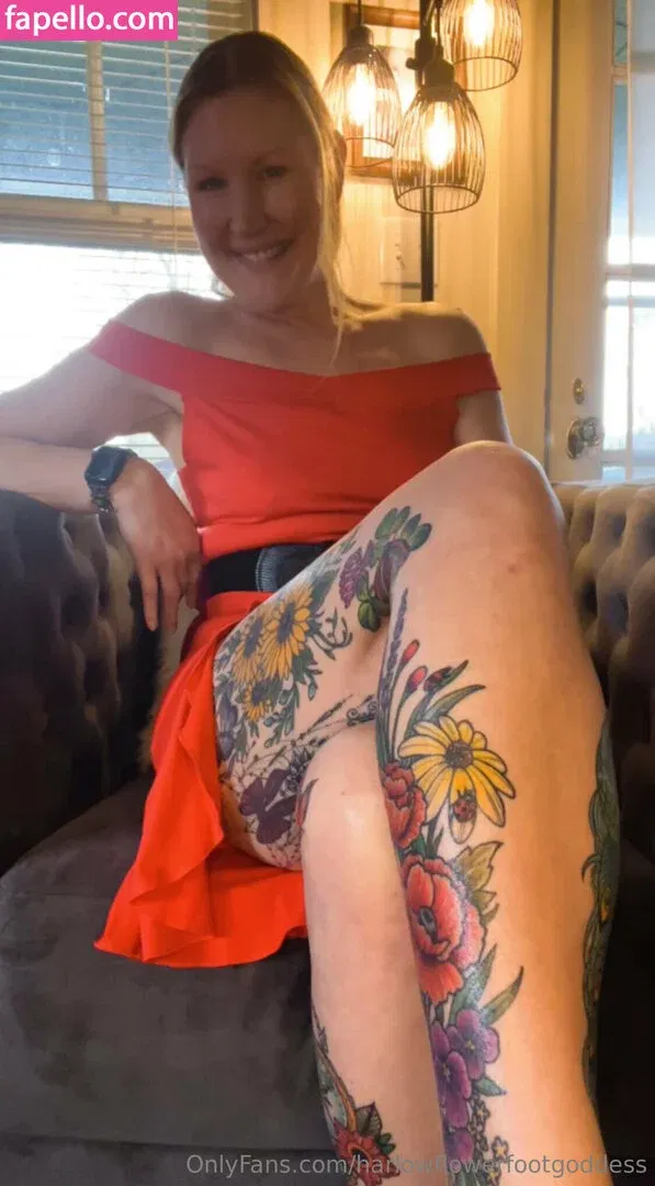 harlowflowerfootgoddess / hippyharlow Onlyfans Photo Gallery 