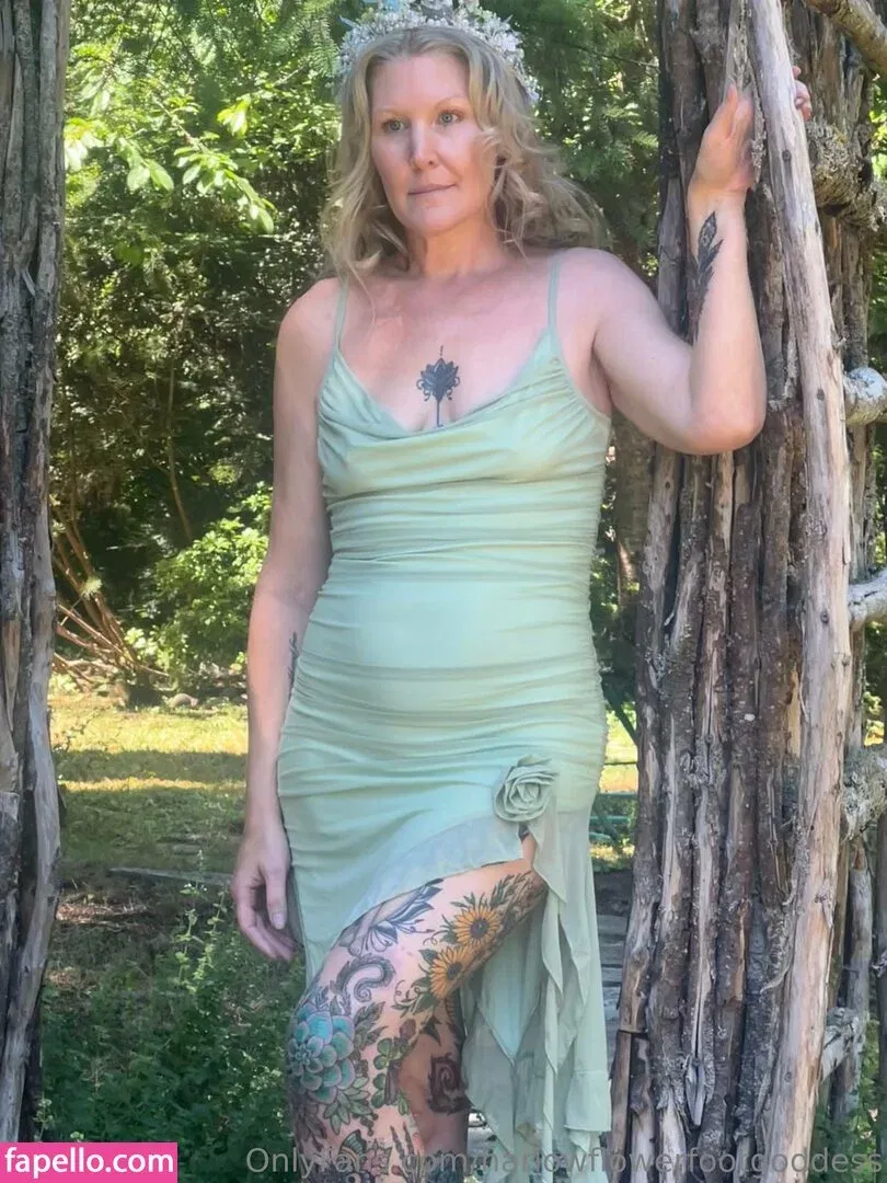 harlowflowerfootgoddess / hippyharlow Onlyfans Photo Gallery 