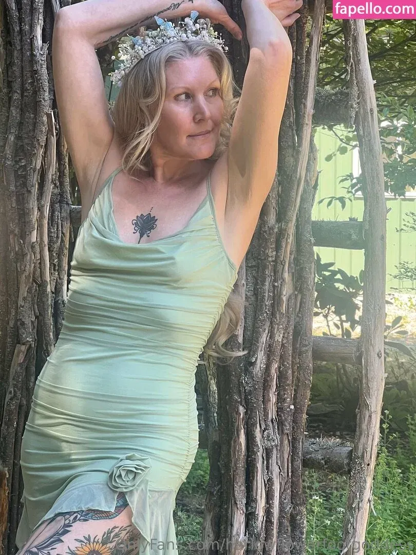 harlowflowerfootgoddess / hippyharlow Onlyfans Photo Gallery 