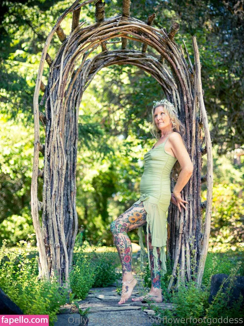 harlowflowerfootgoddess / hippyharlow Onlyfans Photo Gallery 