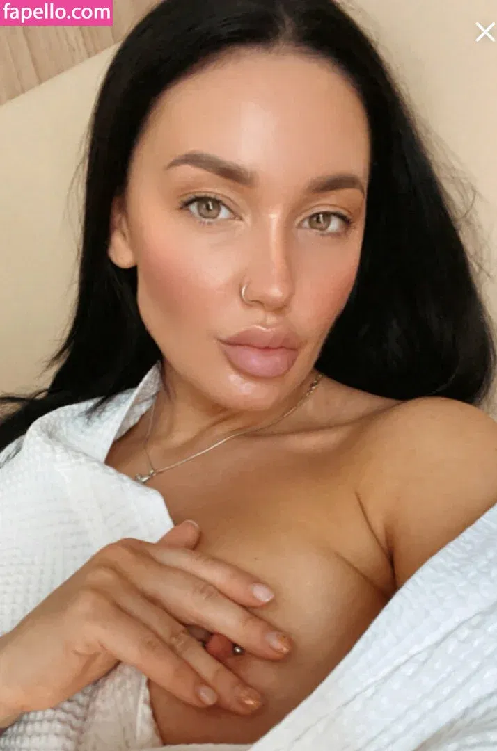 holylovesmolly / xmollyelise Onlyfans Photo Gallery 