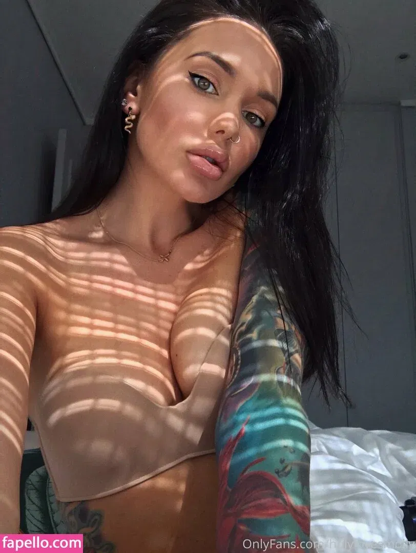 holylovesmolly / xmollyelise Onlyfans Photo Gallery 
