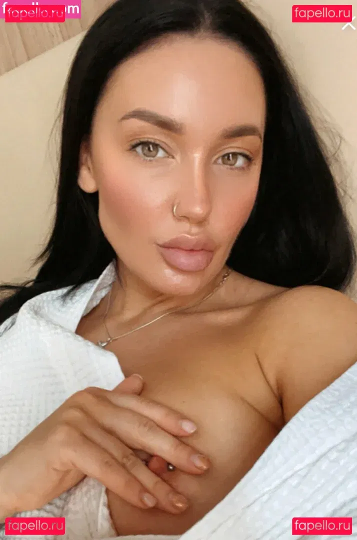 holylovesmolly / xmollyelise Onlyfans Photo Gallery 