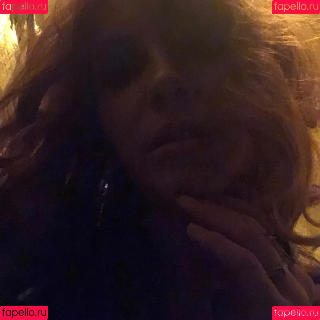 Christina Hendricks / actuallychristinahendricks Onlyfans Photo Gallery 