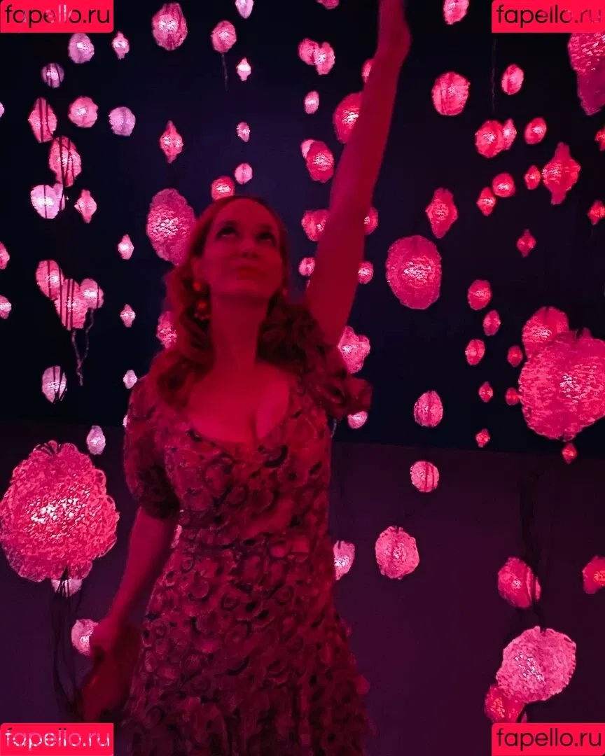 Christina Hendricks / actuallychristinahendricks Onlyfans Photo Gallery 