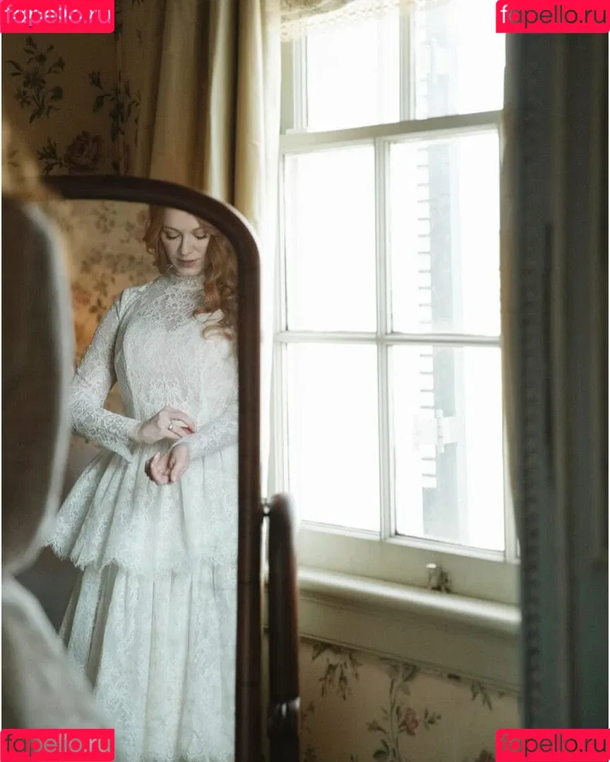 Christina Hendricks / actuallychristinahendricks Onlyfans Photo Gallery 