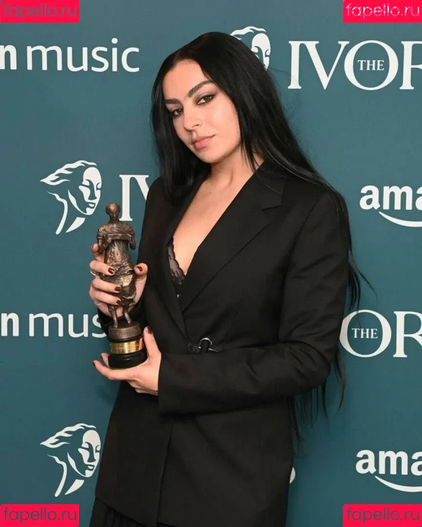Charli XCX / charli_xcx / charlignarly Onlyfans Photo Gallery 