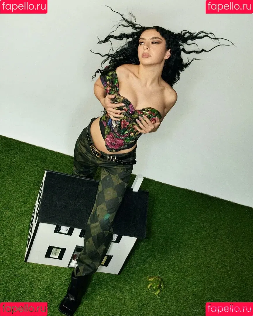 Charli XCX / charli_xcx / charlignarly Onlyfans Photo Gallery 