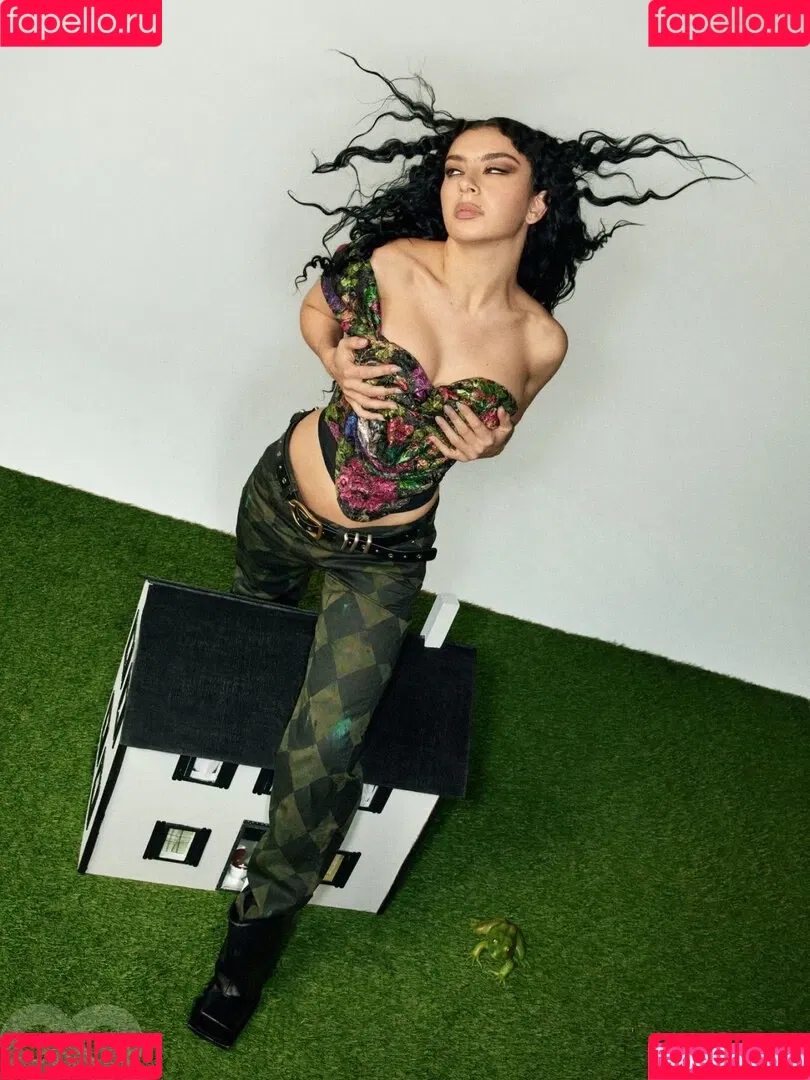 Charli XCX / charli_xcx / charlignarly Onlyfans Photo Gallery 