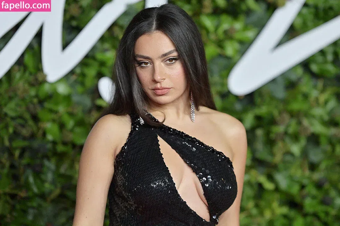 Charli XCX / charli_xcx / charlignarly Onlyfans Photo Gallery 
