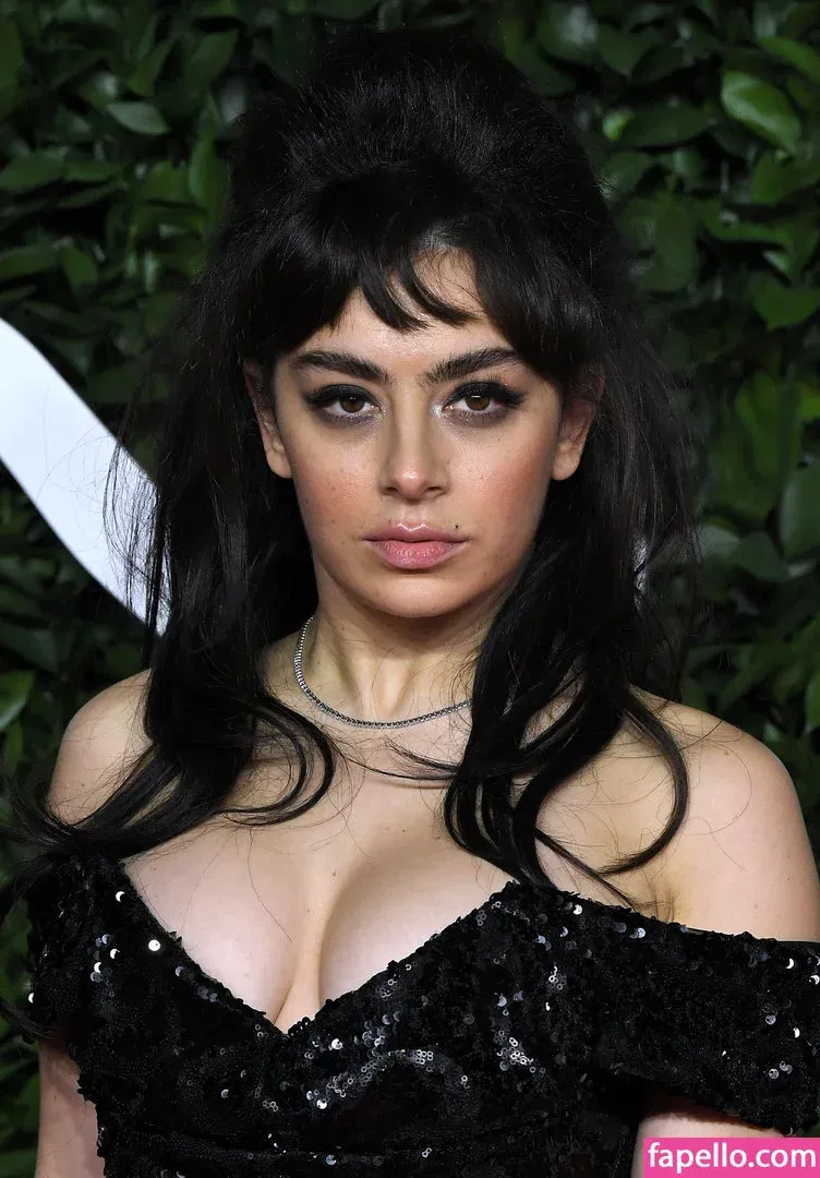 Charli XCX / charli_xcx / charlignarly Onlyfans Photo Gallery 