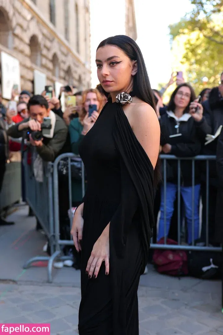 Charli XCX / charli_xcx / charlignarly Onlyfans Photo Gallery 