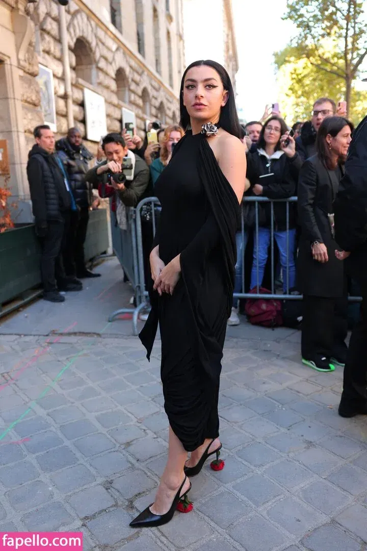 Charli XCX / charli_xcx / charlignarly Onlyfans Photo Gallery 