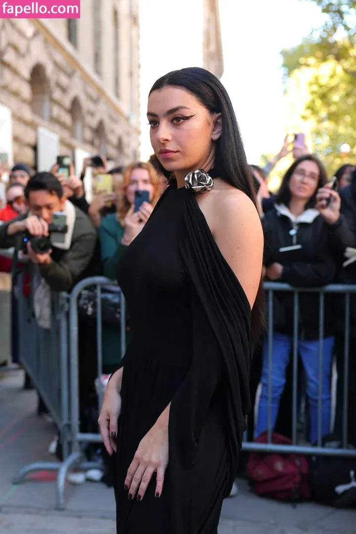 Charli XCX / charli_xcx / charlignarly Onlyfans Photo Gallery 