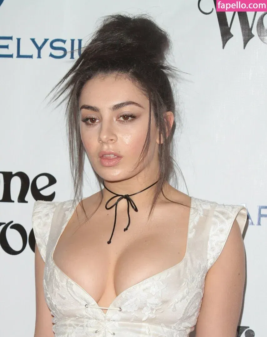 Charli XCX / charli_xcx / charlignarly Onlyfans Photo Gallery 