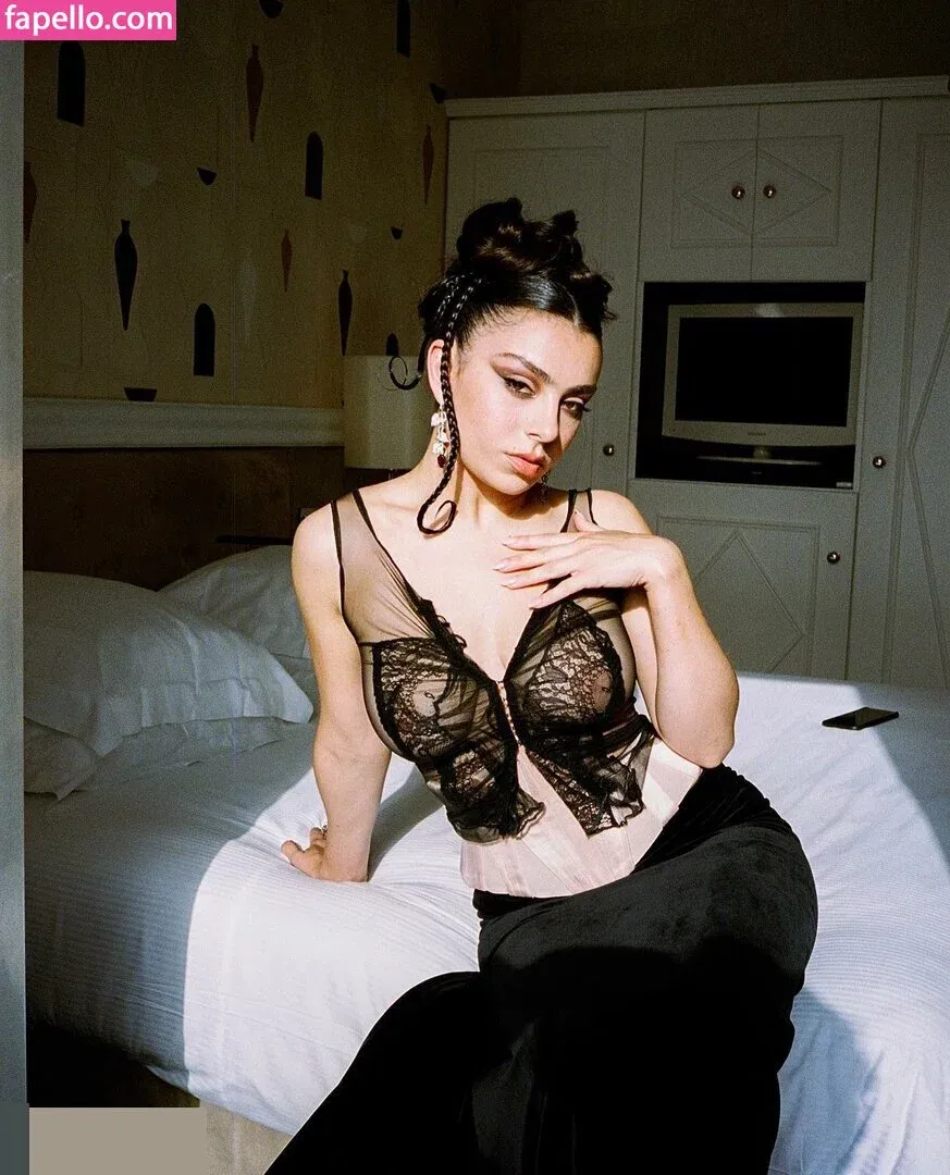 Charli XCX / charli_xcx / charlignarly Onlyfans Photo Gallery 