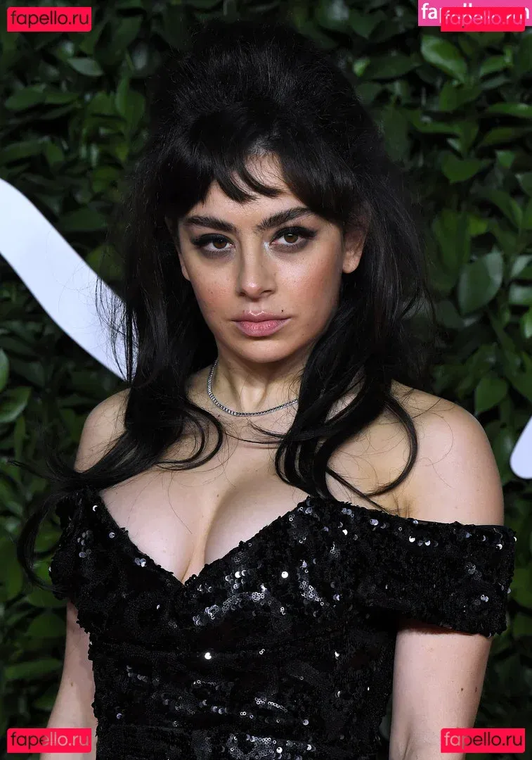Charli XCX / charli_xcx / charlignarly Onlyfans Photo Gallery 