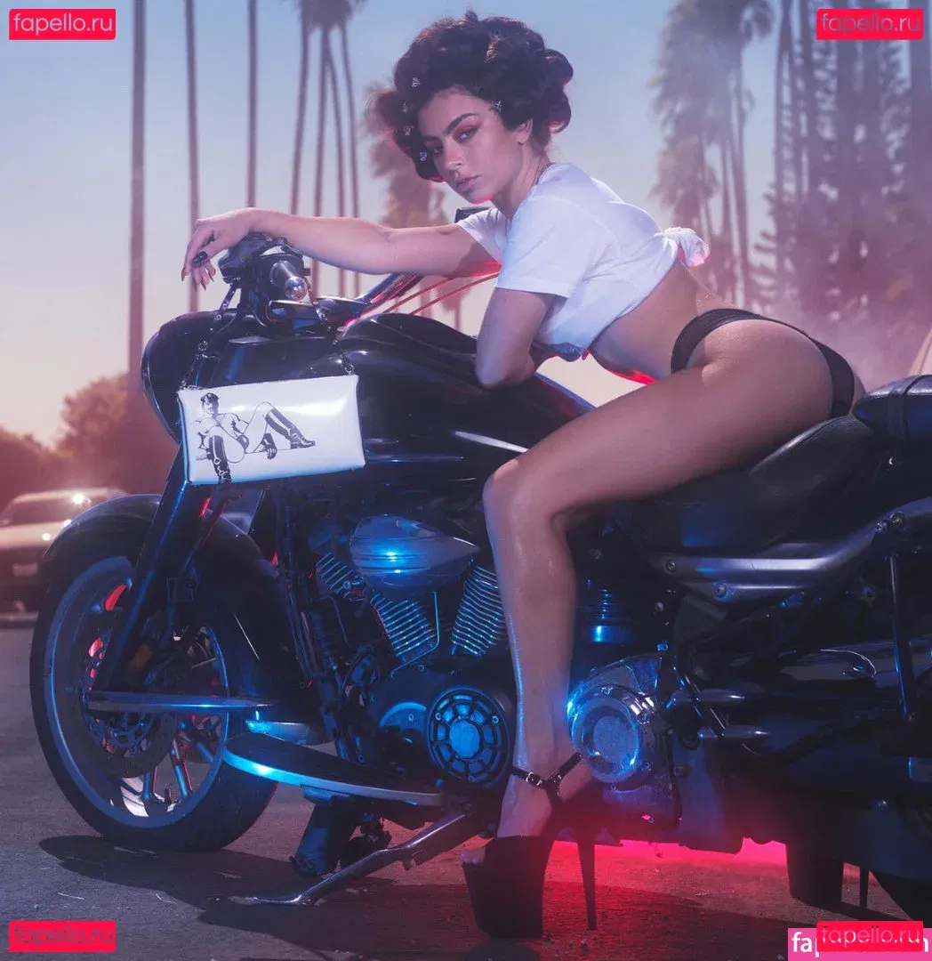 Charli XCX / charli_xcx / charlignarly Onlyfans Photo Gallery 