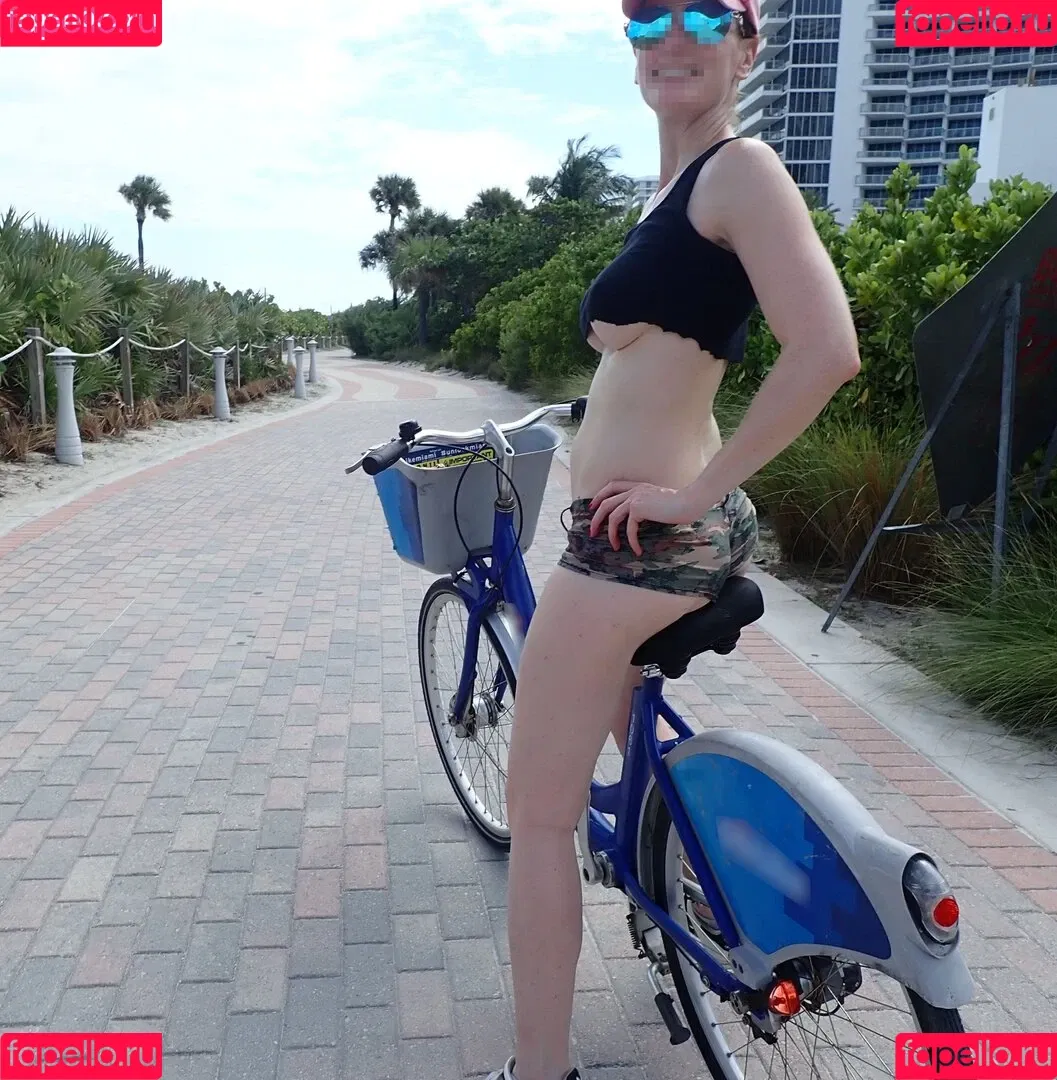 MiaExhib / https: / mia_exhib Onlyfans Photo Gallery 