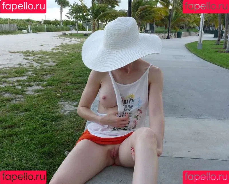 MiaExhib / https: / mia_exhib Onlyfans Photo Gallery 