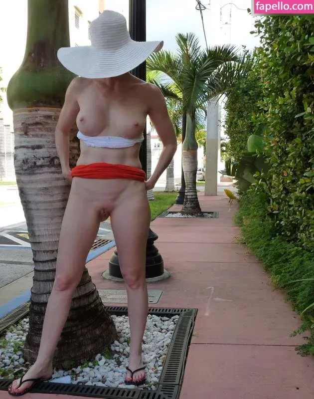 MiaExhib / https: / mia_exhib Onlyfans Photo Gallery 