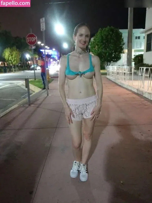 MiaExhib / https: / mia_exhib Onlyfans Photo Gallery 