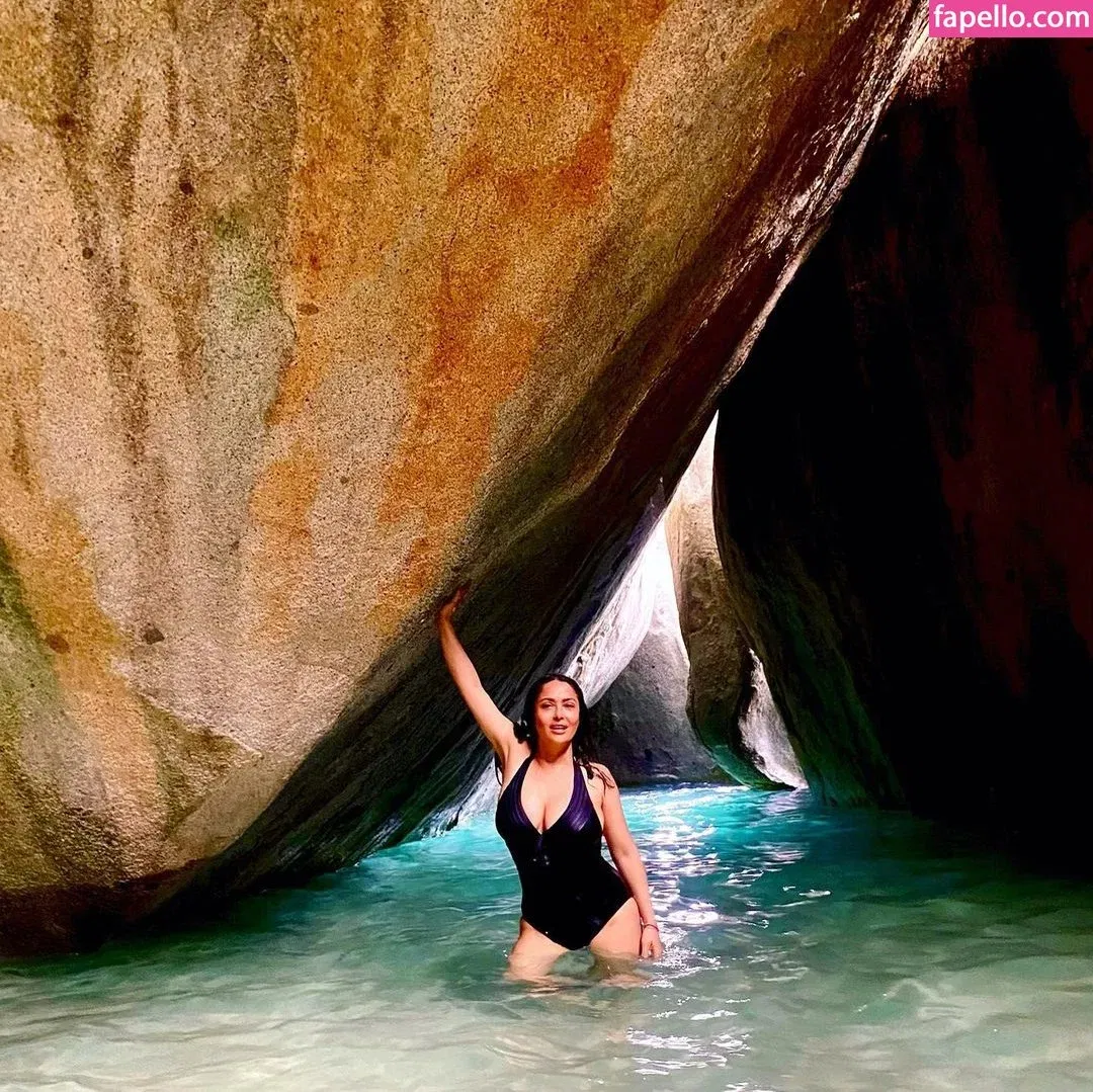 Salma Hayek / salmahayek Onlyfans Photo Gallery 