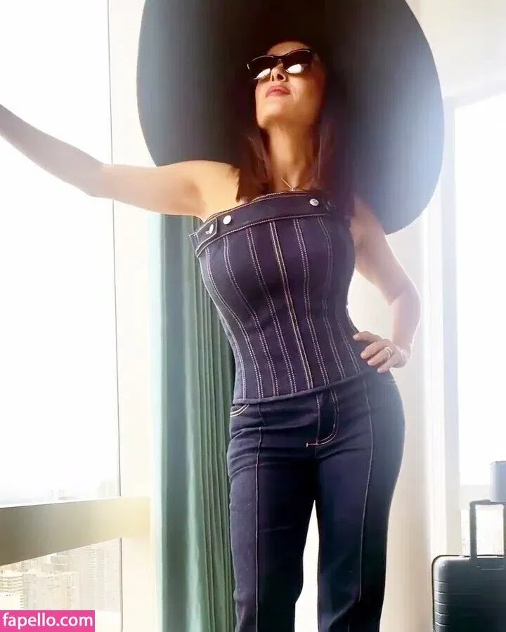 Salma Hayek / salmahayek Onlyfans Photo Gallery 