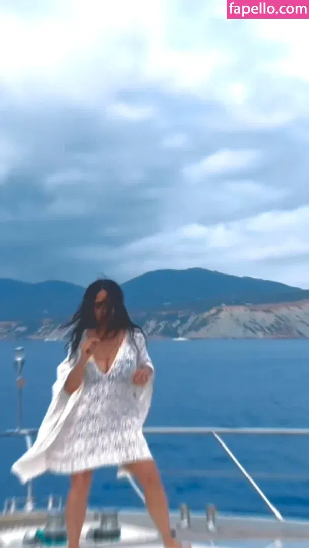 Salma Hayek / salmahayek Onlyfans Photo Gallery 