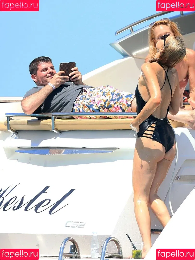 Paris Hilton / parishilton Onlyfans Photo Gallery 