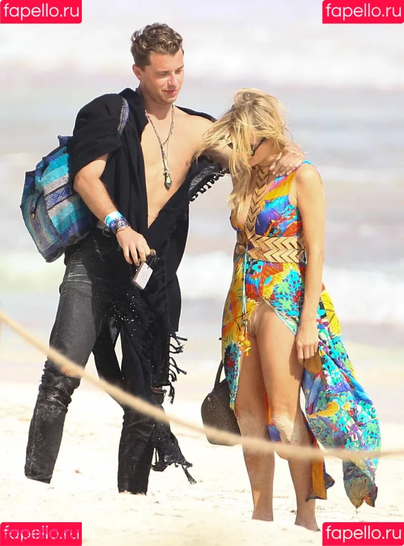Paris Hilton / parishilton Onlyfans Photo Gallery 