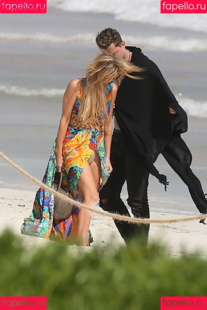 Paris Hilton / parishilton Onlyfans Photo Gallery 