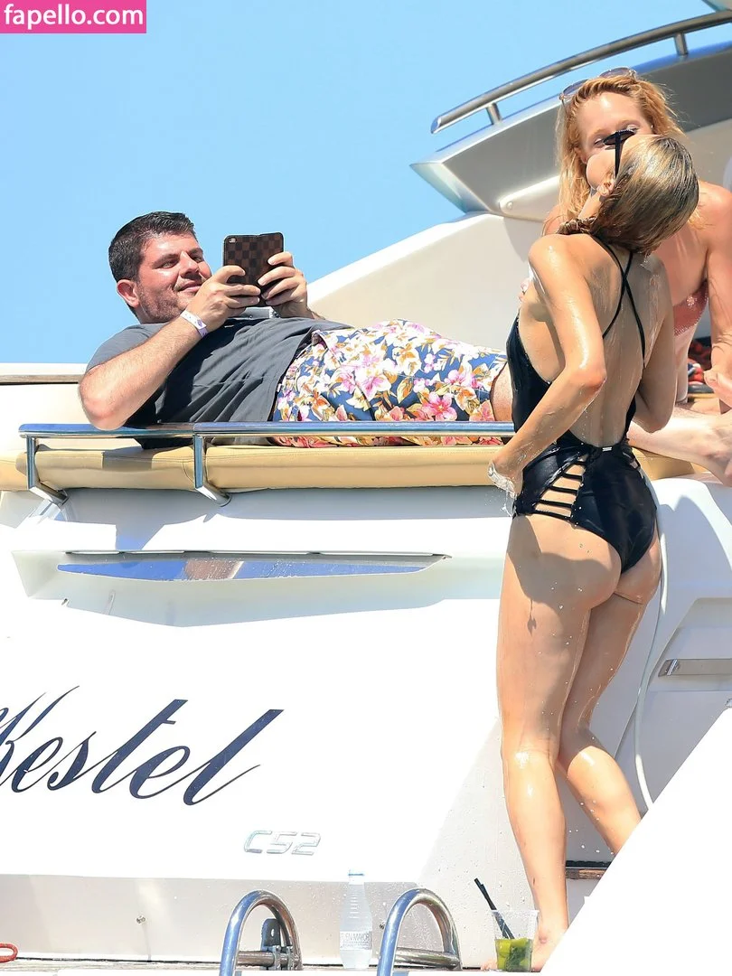 Paris Hilton / parishilton Onlyfans Photo Gallery 