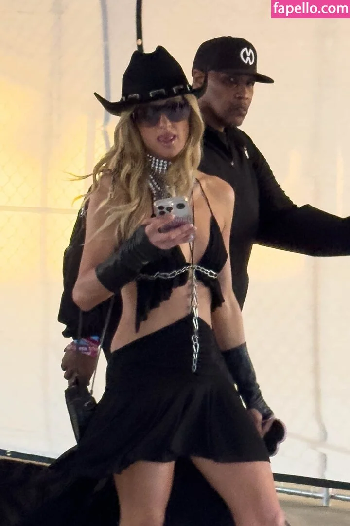 Paris Hilton / parishilton Onlyfans Photo Gallery 